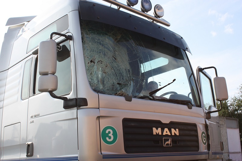 Фото разбитого стекла грузовика